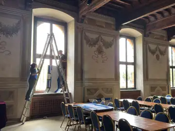 Volontari allestiscono le sale della Canonica Agostiniana per la Cena al Buio