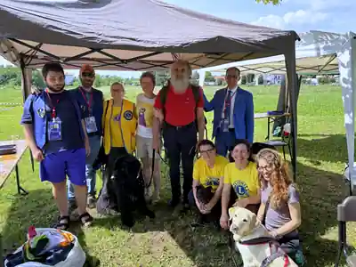Lions, Leo e volontari con i cani sotto il gazebo del Pra Grand