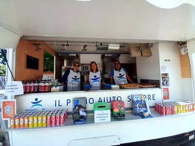 I volontari di Progetto Arca al furgone “Il primo aiuto sei tu”