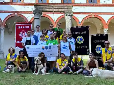 Consegna dell’assegno da 575 euro a Progetto Arca nel chiostro della Canonica