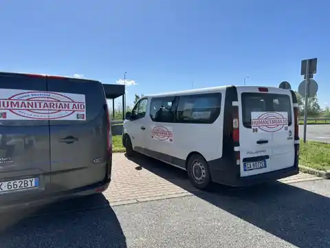 I furgoni della carovana pronti per il viaggio
