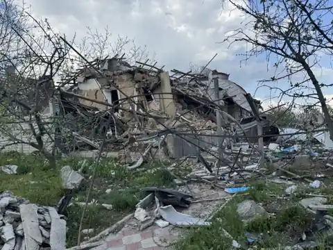 Una casa distrutta dalla guerra