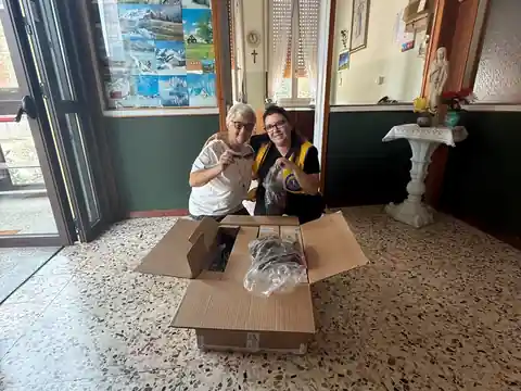 Consegna degli occhiali a una struttura di accoglienza