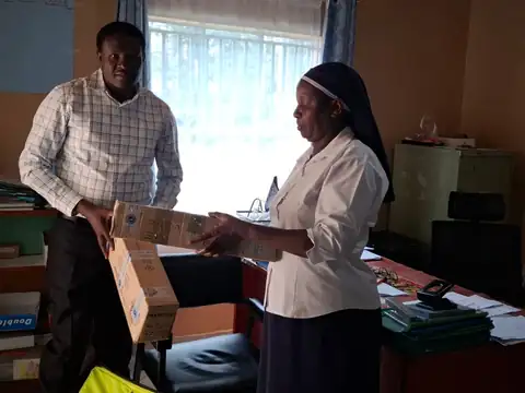 Gli occhiali arrivano al Good Shepherd di Angita