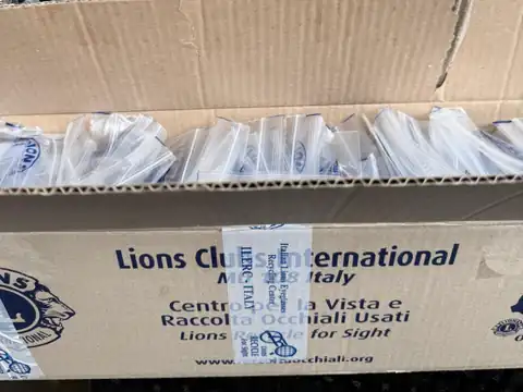 Occhiali igienizzati e confezionati singolarmente nelle scatole del Centro Lions