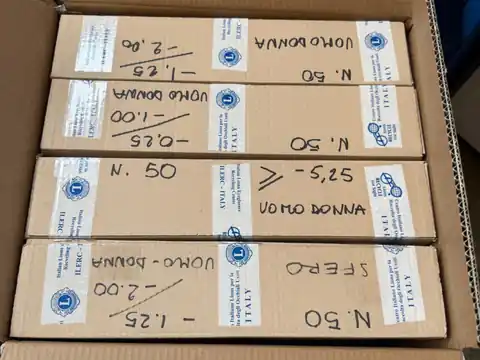 Scatole di occhiali suddivise per gradazione, pronte per la spedizione