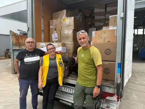I volontari davanti al furgone carico di aiuti in partenza per Odessa