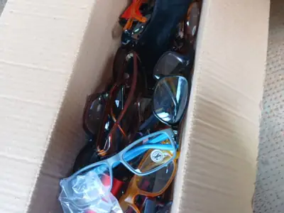 Scatola di occhiali arrivata in Camerun, pronti per la distribuzione