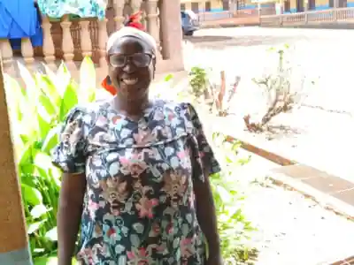 Donna del Camerun indossa i suoi nuovi occhiali e sorride