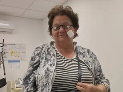 Donna di Odessa indossa gli occhiali appena scelti