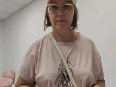 Donna di Odessa con gli occhiali usati donati dai Lions