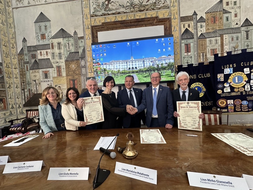 I soci dei due Club con le pergamene del Patto di Amicizia
