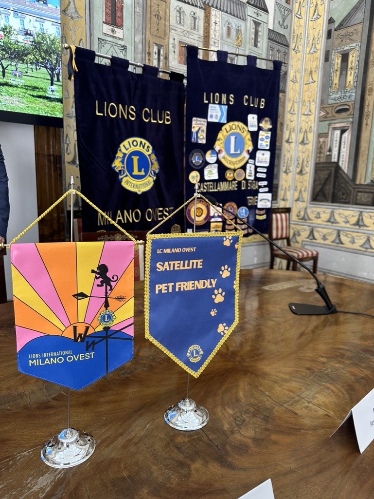 I labaretti del Lions Club Milano Ovest e della Branch Pet Friendly