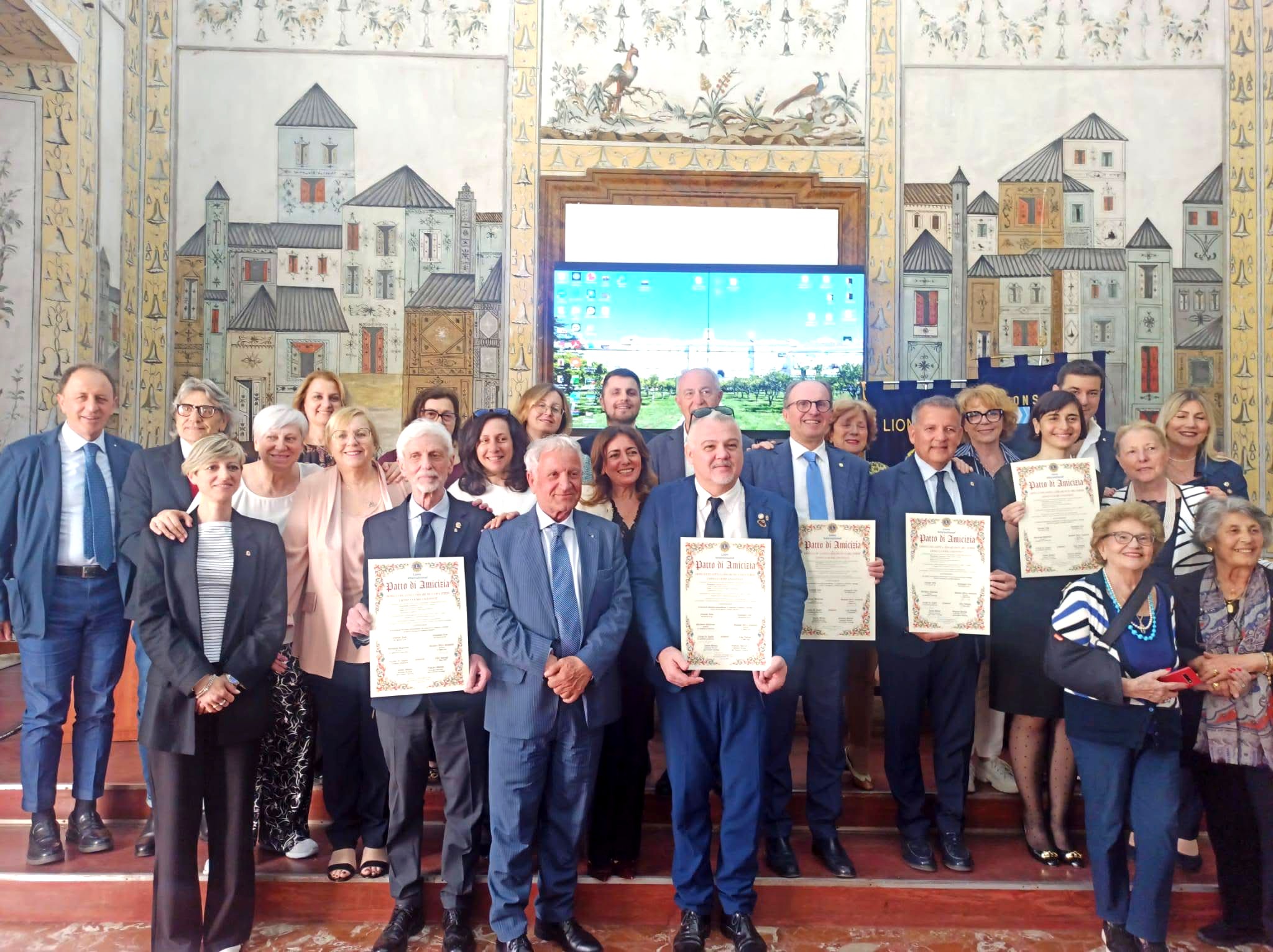 Il gruppo dei soci con le pergamene del Patto di Amicizia