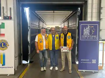 Lions davanti al tir carico di aiuti umanitari