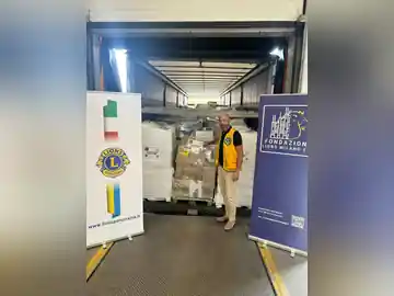 I bancali di aiuti umanitari caricati sul tir