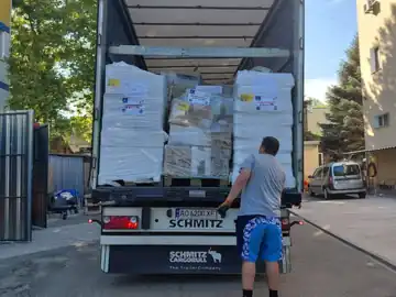Il tir aperto con i bancali contrassegnati Humanitarian Aids