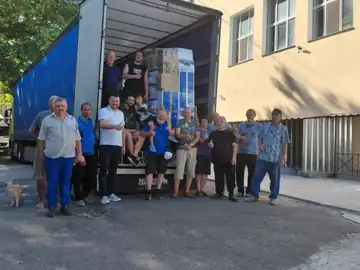 Il gruppo dei volontari davanti al tir a scarico concluso