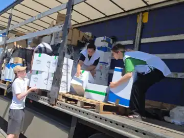 Volontari scaricano le scatole di alimenti dal tir a Odessa