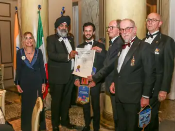 Il Presidente Internazionale AP Singh consegna la Charter al nuovo Club